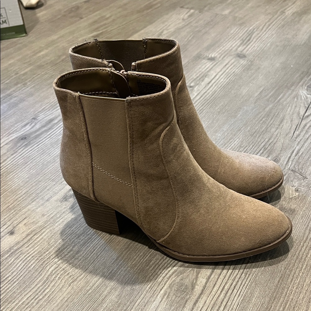 Universal Thread booties